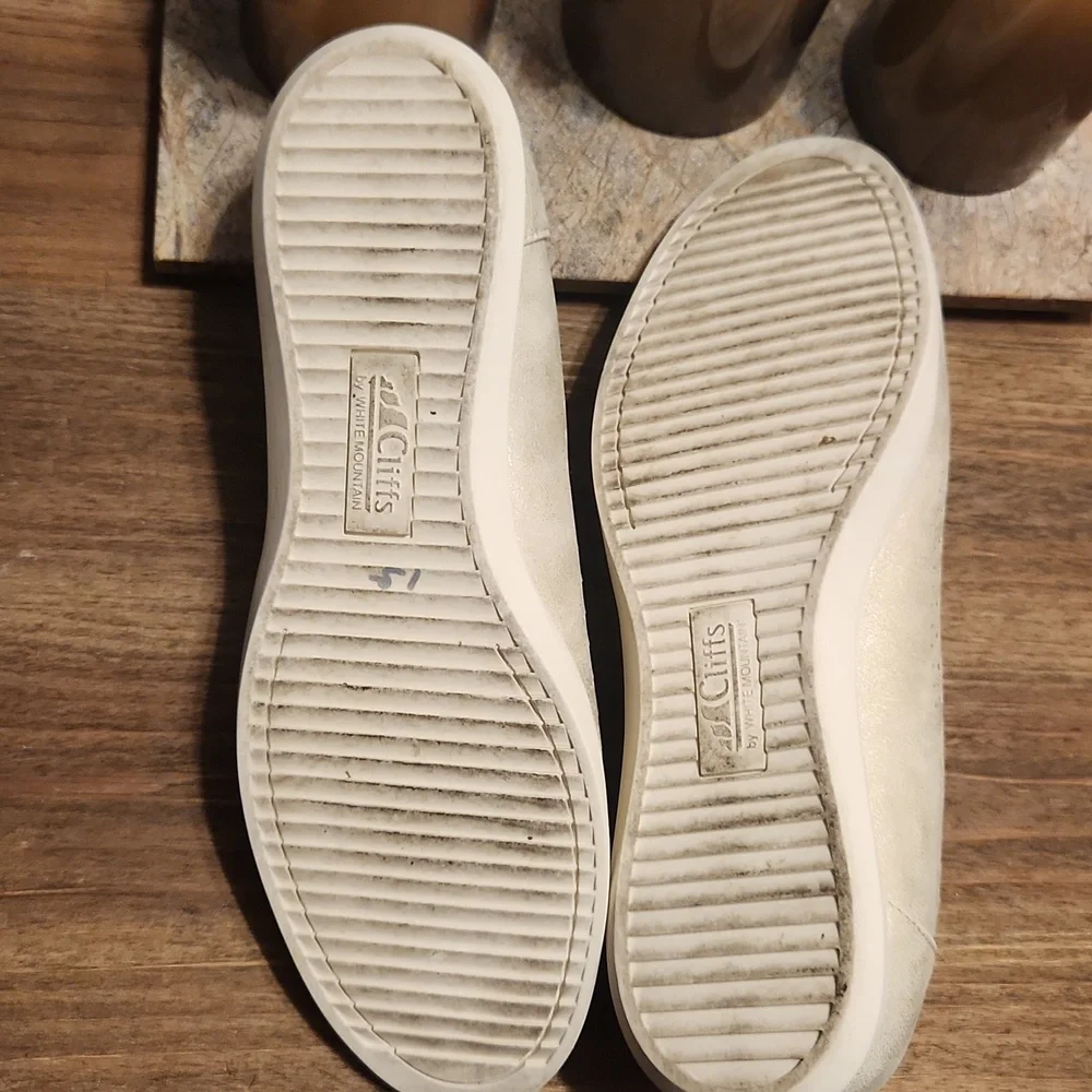 Cliffs By White Mountain Cut-Out Flats, Size 10M - Picture 9 of 9